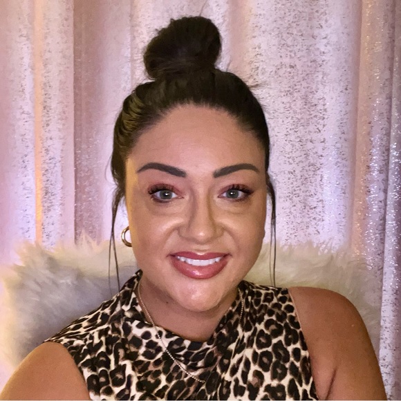 Welcome to my Closet 🌹💕🦋 - Picture 4 of 5